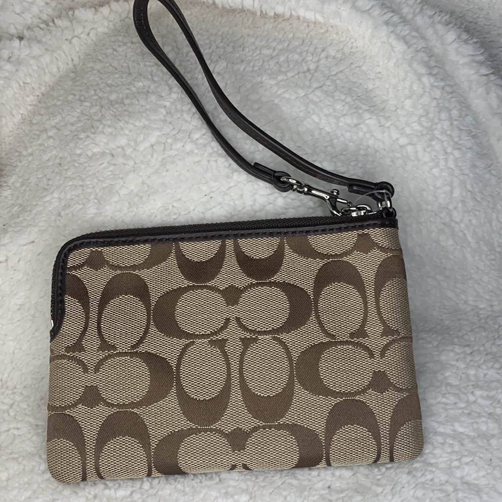 BRAND NEW, NWT Coach Corner zip fabric wristlet - Picture 2 of 5